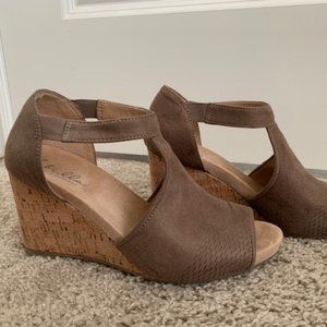 Abella Suede Wedge Sandals 7.5M